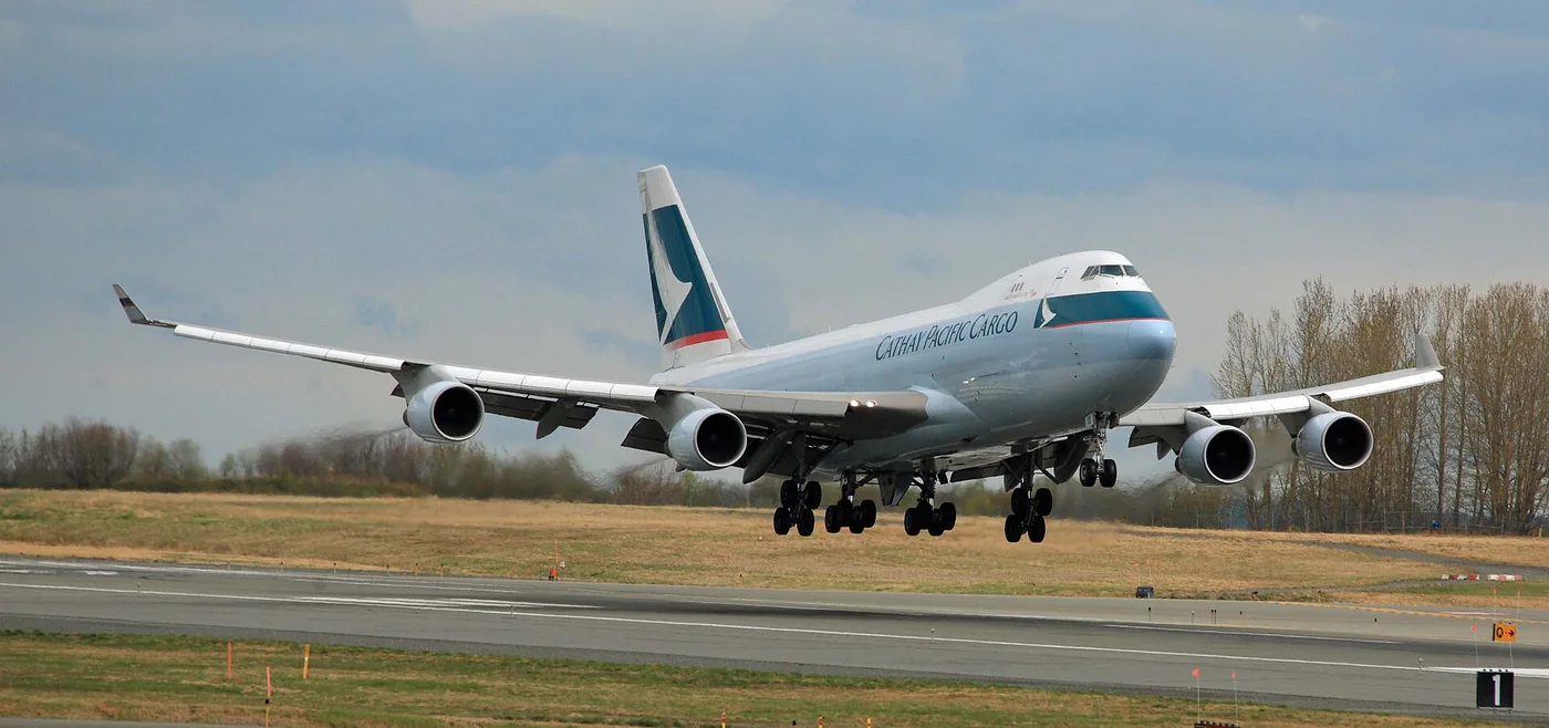 Máy bay Boeing 747 của Cathay Pacific Cargo hạ cánh