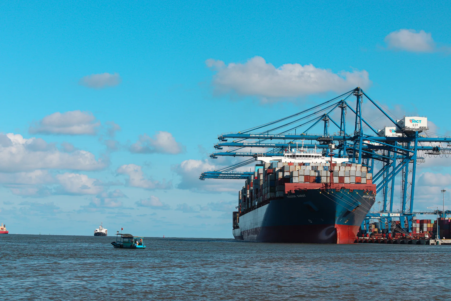 Tàu container và cần cẩu tại cảng container quốc tế Hải Phòng, Việt Nam